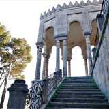 La facciata si caratterizza per una elegante scalinata laterale, percorsa da una ringhiera a motivi geometrici che si fa importante elemento decorativo e filo conduttore lungo la splendida balconata frontale